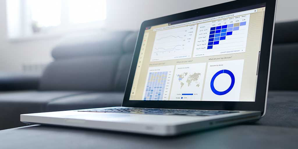 tela de um notebook exibindo gráficos e informações de vendas