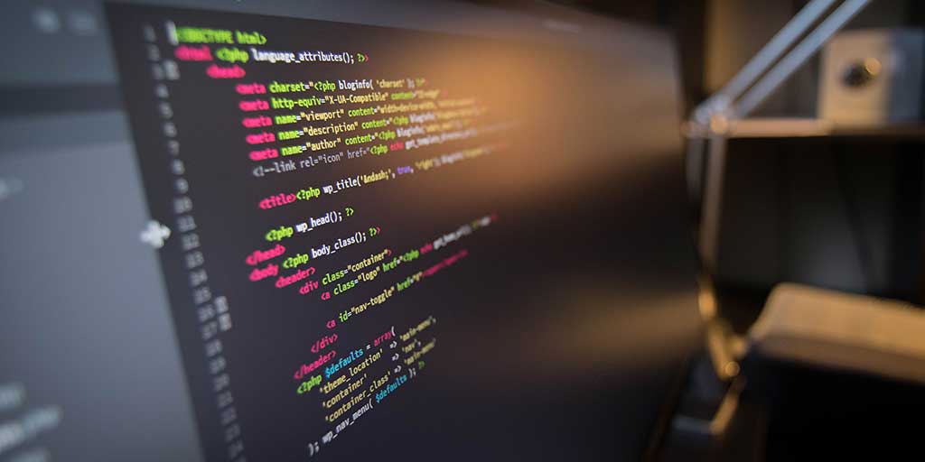 Tela de computador exibindo código fonte html