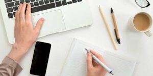 visão da parte de cima de uma mesa