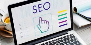 tela de um notebook exibindo os fatores de SEO On-Page