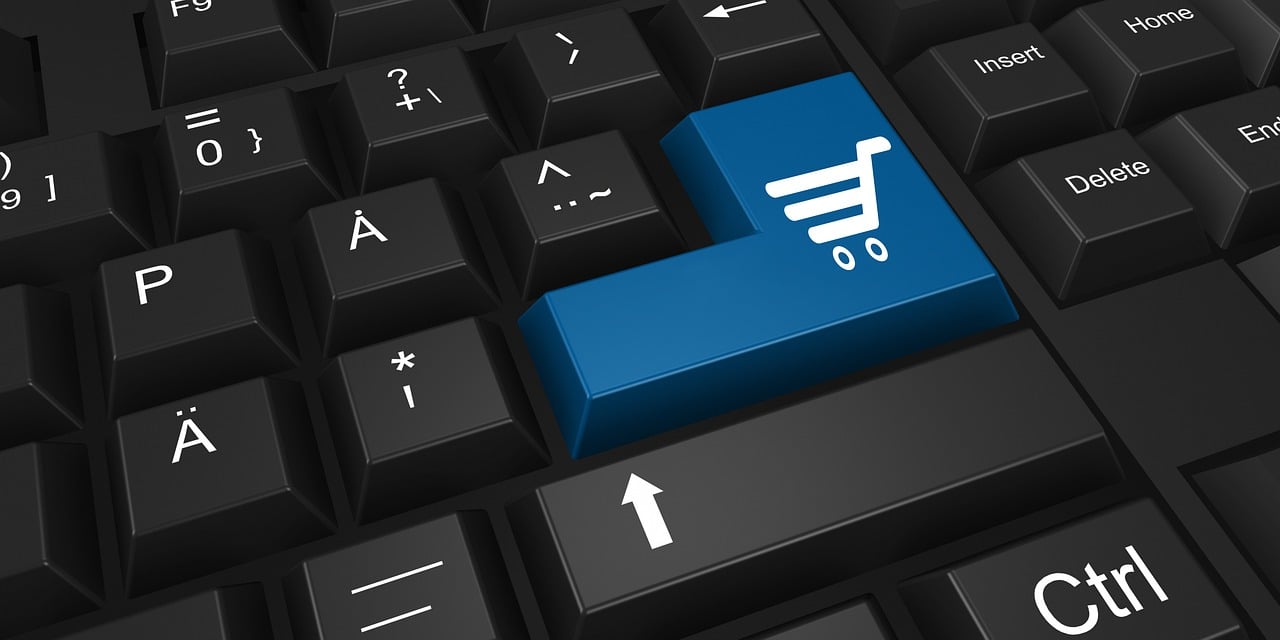 Imagem representando um teclado com tela de compra rápida em ecommerce, simbolizando o aumento do tráfego com estratégias eficazes.